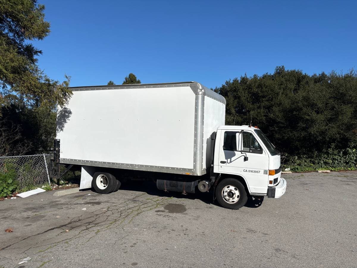 Local Bay Area moving truck ready for residential hauling & moving services